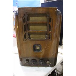 STROMBERG-CARLSON RADIO, MODEL #60, WOOD, 2-TONE TOMBSTONE WITH UPPER CORNER DETAIL, 4 KNOBS,