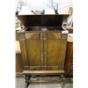 Image 2 : BRAND UNKNOWN, RADIO-PHONOGRAPH, LARGE CONSOLE, WOOD, DOUBLE DOORS OPEN TO REVEAL 4 KNOBS, CENTRE