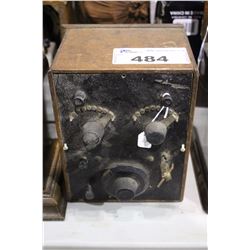 BRAND UNKNOWN, BATTERY, WOOD BOX, BLACK FACEPLATE, 5 KNOBS, 2 WITH ARMS TO SELECT FROM 8 CONTACTS