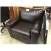 Image 2 : BROWN LEATHER CLUB STYLE RECEPTION CHAIR