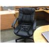 Image 2 : BLACK TUFTED LEATHER MID BACK EXECUTIVE CHAIR