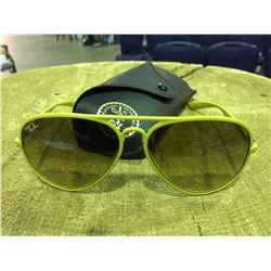 PAIR OF RAYBAN SUN GLASSES WITH CASE