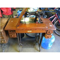 VINTAGE SINGER TRESSLE SEWING MACHINE