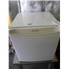 Image 1 : SMALL WHITE BAR FRIDGE