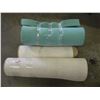Image 1 : 2 SMALL THROW RUGS/FOAM MAT