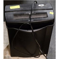 12 SHEET PAPER SHREDDER WITH BASKET