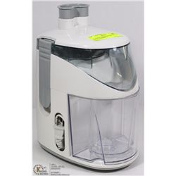 BLACK & DECKER JUICER W/ATTACHMENTS