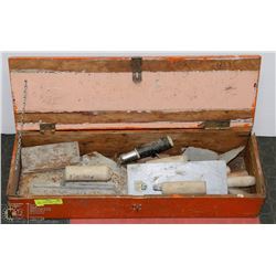 COLLECTION OF CEMENT & BRICK LAYING TOOLS IN BOX