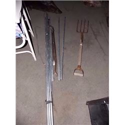 PRY BARS - 2 TTL & LOT OF PIPE