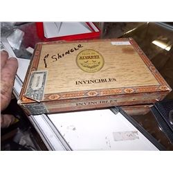 VINTAGE CIGAR BOX OF ASSORTED VINTAGE KEYS & OTHER