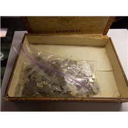 VINTAGE CIGAR BOX OF ASSORTED VINTAGE KEYS & OTHER