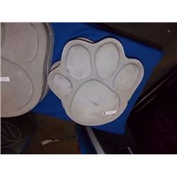 CONCRETE STEPPING STONE - PAW - MED