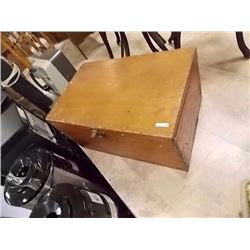 WOOD STORAGE CHEST WITH HINGED LID