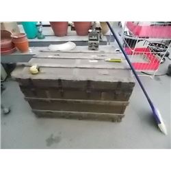 VINTAGE STEAMER TRUNK