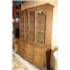 Image 2 : 2-PIECE THOMASVILLE DISPLAY CABINET WITH CURVED AND LEADED GLASS