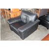 Image 2 : BLACK LEATHER ARMCHAIR