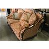 Image 2 : LARGE OVER SIZED HIGHLY CARVED LOVESEAT