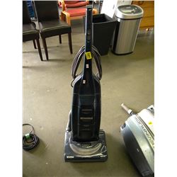 GREEN UPRIGHT VAC