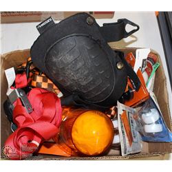 BOX WITH CASTORS, CARGO STRAPS, PAIR OF KNEE PADS,