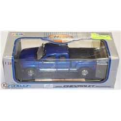 1999 CHEVROLET SILVERADO DIE-CAST    1:18    BY