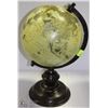 Image 1 : 8" GREENISH GLOBE
