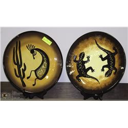 2 LARGE DECORATIVE PLATES ON STANDS