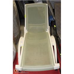 GREEN RECLINING LOUNGE CHAIR