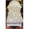 Image 1 : WHITE WICKER CHAISE LOUNGER