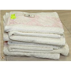ASSORTMENT OF NEW TOWELS