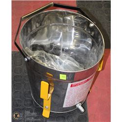 BUCKET WITH AIR SANDING GUN AND HOSE