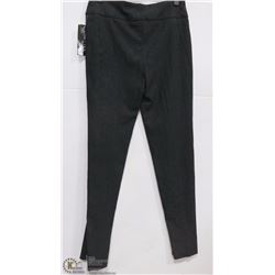 ROSETTE PATTERNED PANT SIZE 4