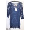 Image 1 : 3/4 LENGTH LACE TUNIC WITH TANK SIZE MED