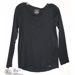 RIBBED CREW TOP WITH ORNAMENTAL NECK LINE SIZE SM