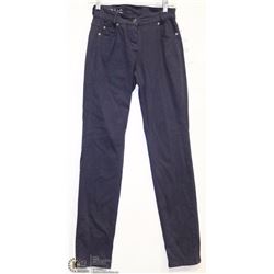 BUTTON UP STRAIGHT LEG JEANS SIZE 32