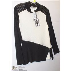 MOCK NECK SWEATER W/ZIP AND PLEATHER DETAILS SZ MED