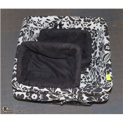 LOT OF DECORATIVE BASKETS, 2 LARGE & 2 SMALL