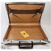 Image 1 : VINTAGE "DIPLOMATIC" BRIEFCASE