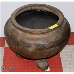 3 LEGGED MEXICAN POT 20"X18"