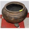 Image 1 : 3 LEGGED MEXICAN POT 20"X18"