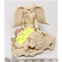 SARAH'S ANGELS LION + LAMB MUSIC BOX