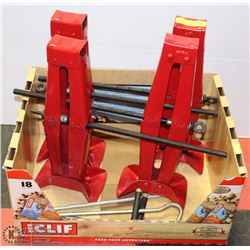 4 RED STABILIZERS FOR TRAILER WITH 2 KEYS