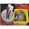 Image 1 : 2 TOTES WITH CONCRETE TOOLS INCL. TROWELS