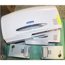 2 TISSUE DISPENSERS & 2 SOAP DISPENSERS