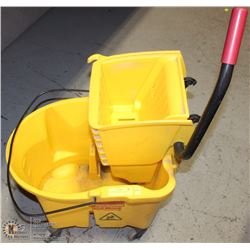 MOP BUCKET W/ MOP HANDLE
