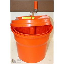 MEDIUM-SIZED COMMERCIAL SALAD SPINNER