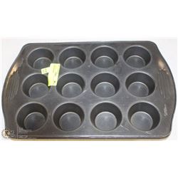 4 MUFFIN PANS