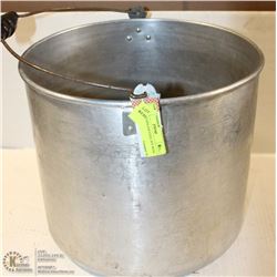 LARGE STAINLESS STEEL POT WITH HANDLE