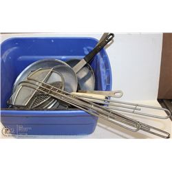 TOTE WITH METAL STRAINERS AND FRY PANS