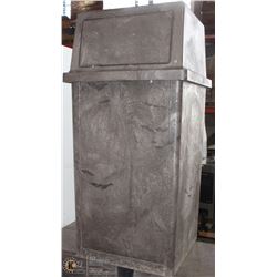 RUBBERMAID 35 GALLON WASTE RECEPTICLE