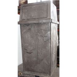 RUBBERMAID 35 GALLON WASTE RECEPTICLE